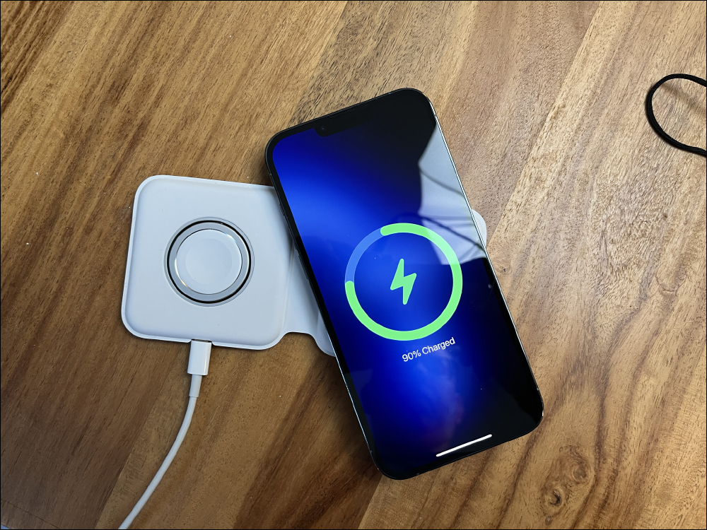 外媒發現 iPhone 13 Pro 更大的相機模組會導致 MagSafe 雙充電器出現安裝問題,雖然充電功能一切正常 - 電腦王阿達 外媒發現 iPhone 13 Pro 更大的相機模組會導致 MagSafe 雙充電器出現安裝問題,雖然充電功能一切正常 - 電腦王阿達