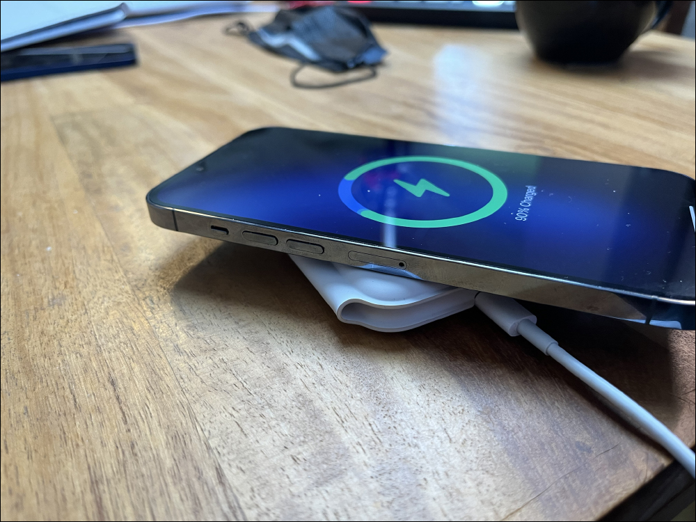 外媒發現 iPhone 13 Pro 更大的相機模組會導致 MagSafe 雙充電器出現安裝問題,雖然充電功能一切正常 - 電腦王阿達 外媒發現 iPhone 13 Pro 更大的相機模組會導致 MagSafe 雙充電器出現安裝問題,雖然充電功能一切正常 - 電腦王阿達