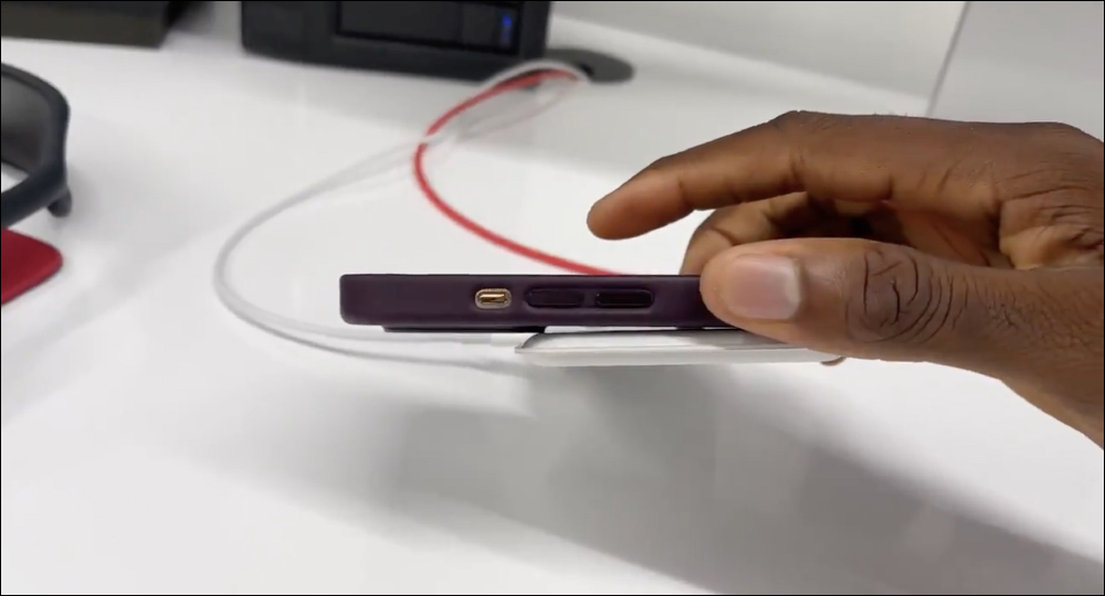 外媒發現 iPhone 13 Pro 更大的相機模組會導致 MagSafe 雙充電器出現安裝問題,雖然充電功能一切正常 - 電腦王阿達 外媒發現 iPhone 13 Pro 更大的相機模組會導致 MagSafe 雙充電器出現安裝問題,雖然充電功能一切正常 - 電腦王阿達