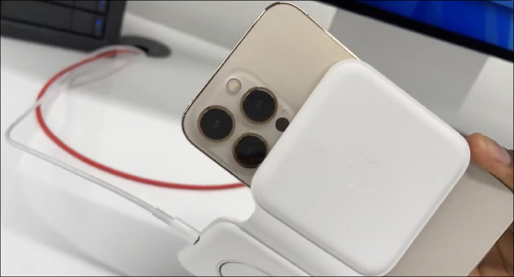 外媒發現 iPhone 13 Pro 更大的相機模組會導致 MagSafe 雙充電器出現安裝問題,雖然充電功能一切正常 - 電腦王阿達 外媒發現 iPhone 13 Pro 更大的相機模組會導致 MagSafe 雙充電器出現安裝問題,雖然充電功能一切正常 - 電腦王阿達