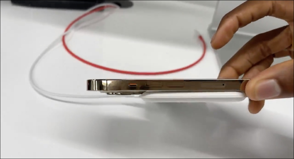 外媒發現 iPhone 13 Pro 更大的相機模組會導致 MagSafe 雙充電器出現安裝問題,雖然充電功能一切正常 - 電腦王阿達 外媒發現 iPhone 13 Pro 更大的相機模組會導致 MagSafe 雙充電器出現安裝問題,雖然充電功能一切正常 - 電腦王阿達