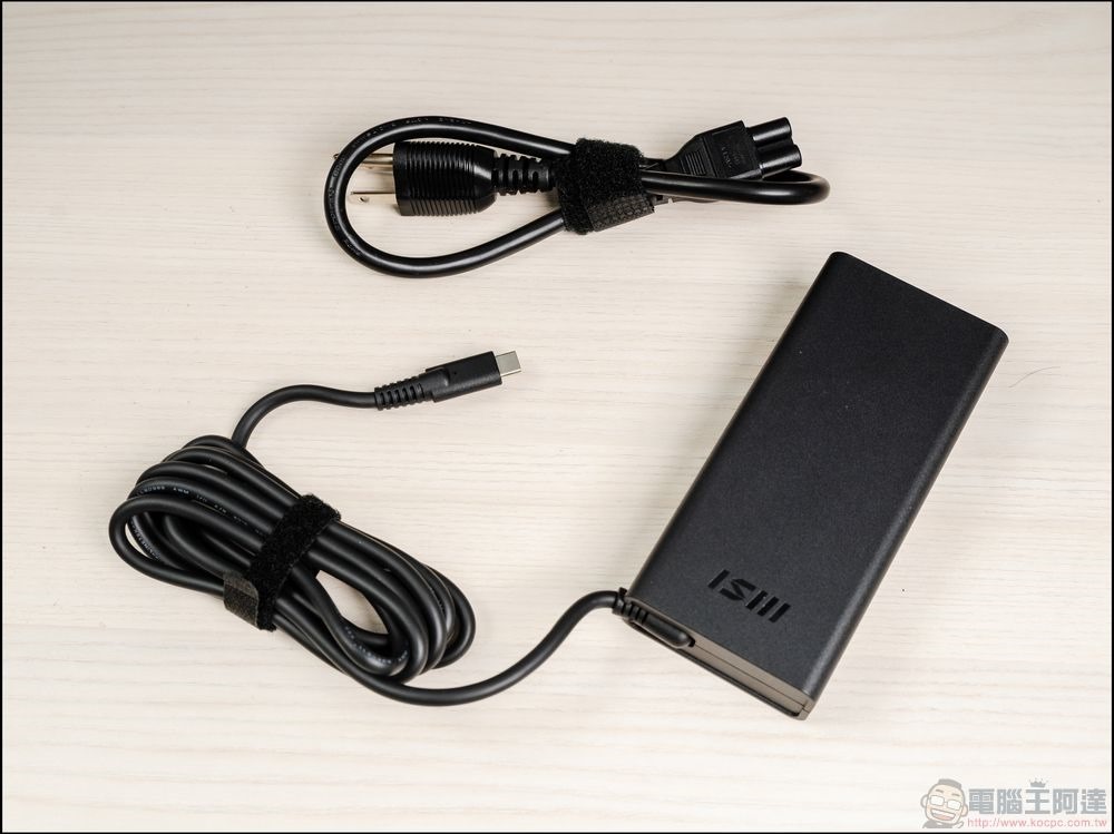 MSI Summit E16 Flip 開箱 (4) MSI Summit E16 Flip 開箱 (4)