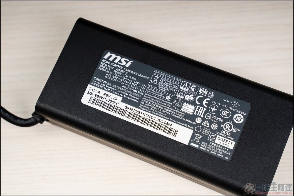 MSI Summit E16 Flip 開箱 (5) MSI Summit E16 Flip 開箱 (5)