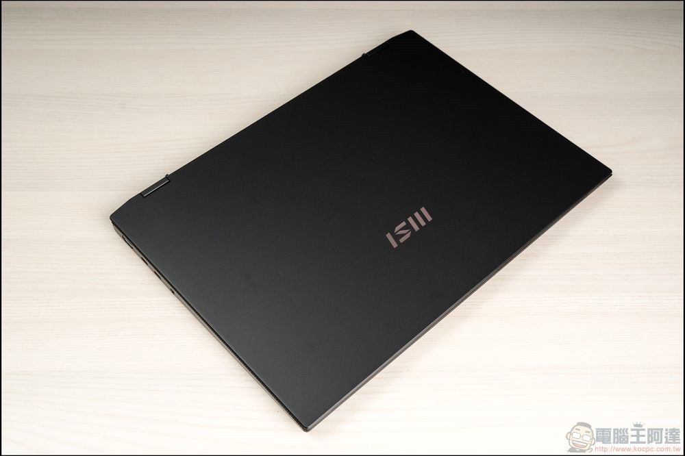 MSI Summit E16 Flip 開箱 (8) MSI Summit E16 Flip 開箱 (8)