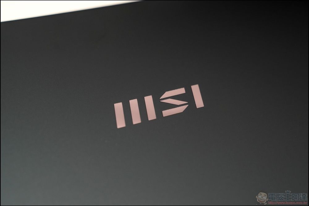 MSI Summit E16 Flip 開箱 (9) MSI Summit E16 Flip 開箱 (9)