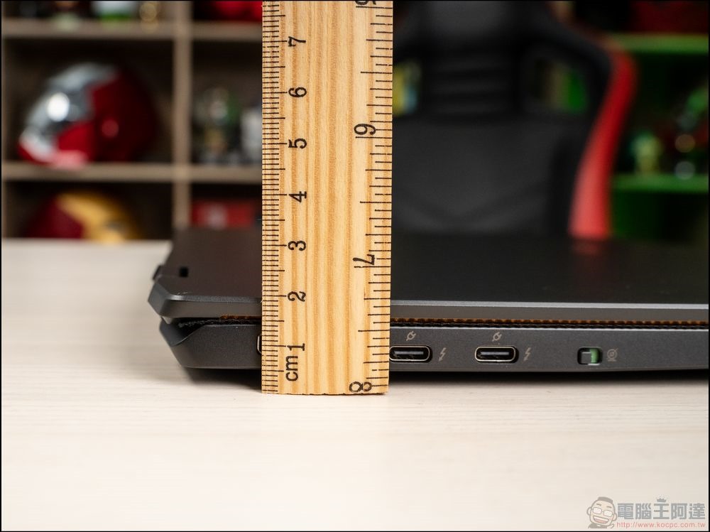 MSI Summit E16 Flip 開箱 (11) MSI Summit E16 Flip 開箱 (11)