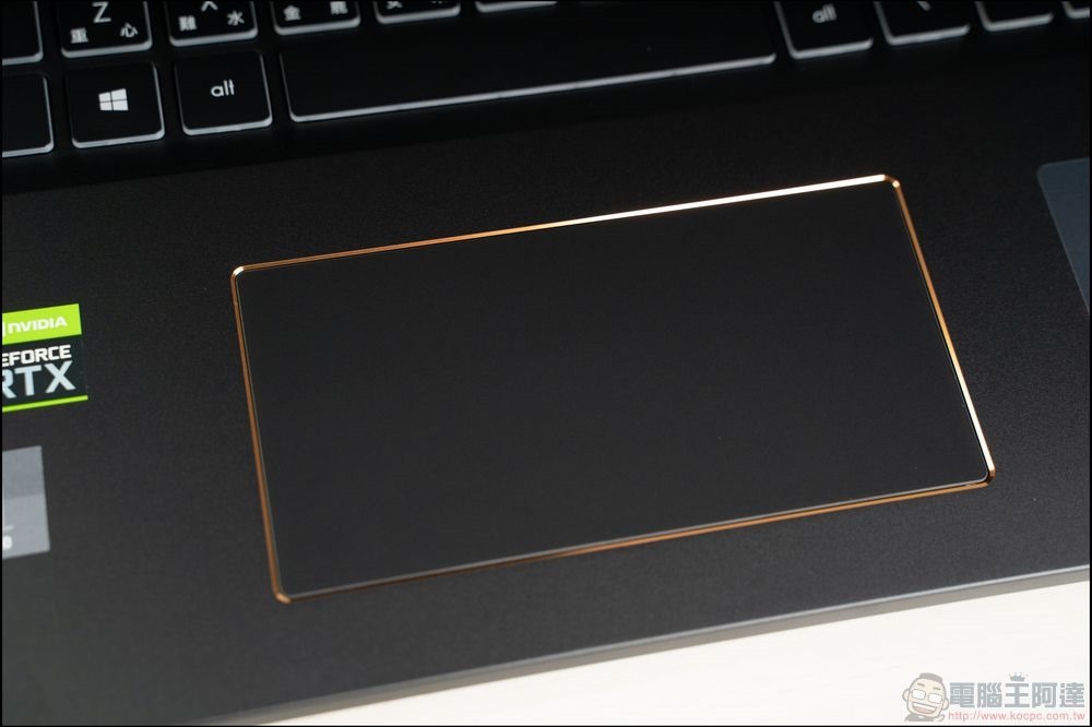 MSI Summit E16 Flip 開箱 - 19 MSI Summit E16 Flip 開箱 - 19