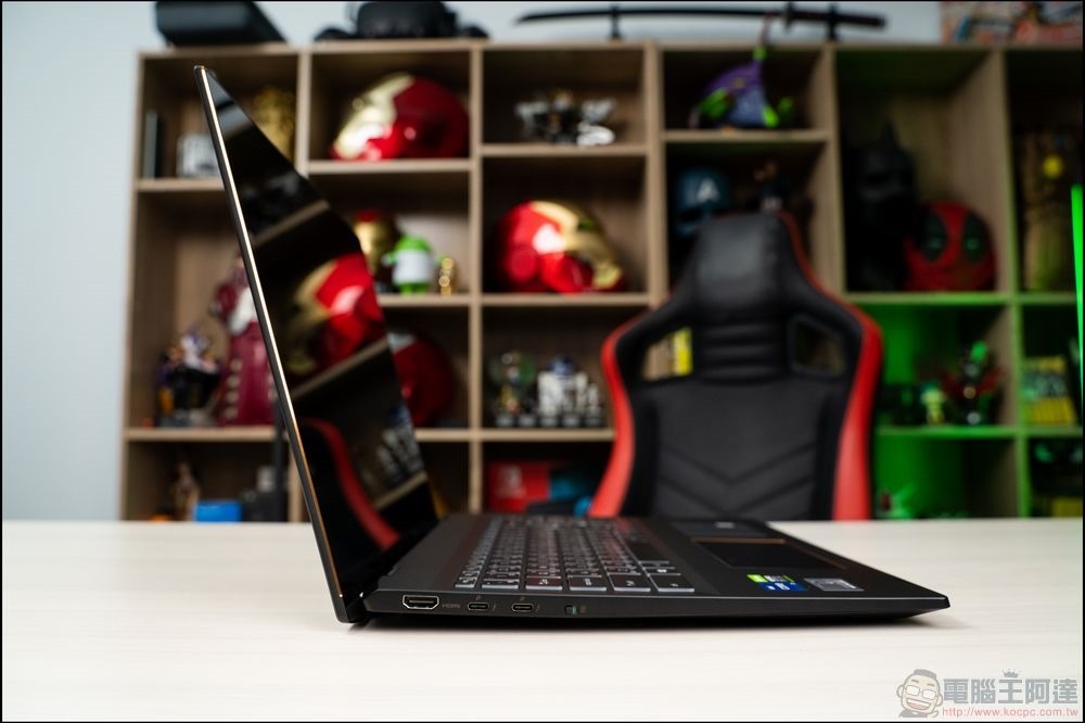 MSI Summit E16 Flip 開箱 - 20 MSI Summit E16 Flip 開箱 - 20