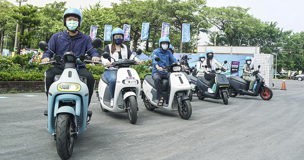 把 Gogoro 考照神器帶回家最佳時機!「政府補助+振興騎蹟」Gogoro Super Sale 超級購車季 新車最低 3 萬有找(購車優惠總整理懶人包) - 電腦王阿達 把 Gogoro 考照神器帶回家最佳時機!「政府補助+振興騎蹟」Gogoro Super Sale 超級購車季 新車最低 3 萬有找(購車優惠總整理懶人包) - 電腦王阿達