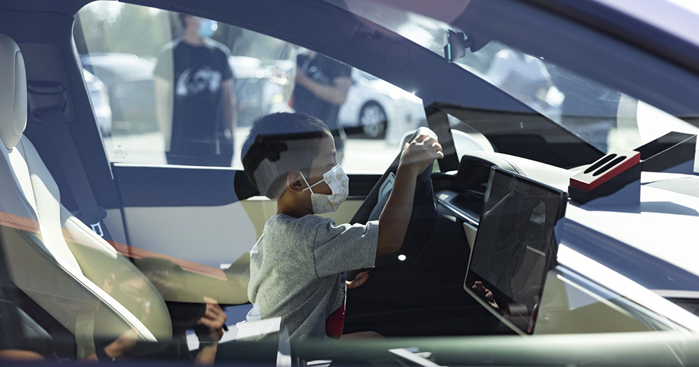 特斯拉最新款 Model X 開始交車，車主以影片炫耀全新內裝樣貌 - 電腦王阿達