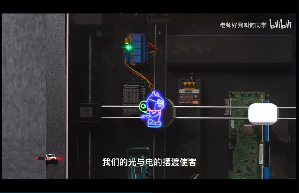 中國網友自製無線追蹤式充電，整張桌子隨手放都能充 - 電腦王阿達