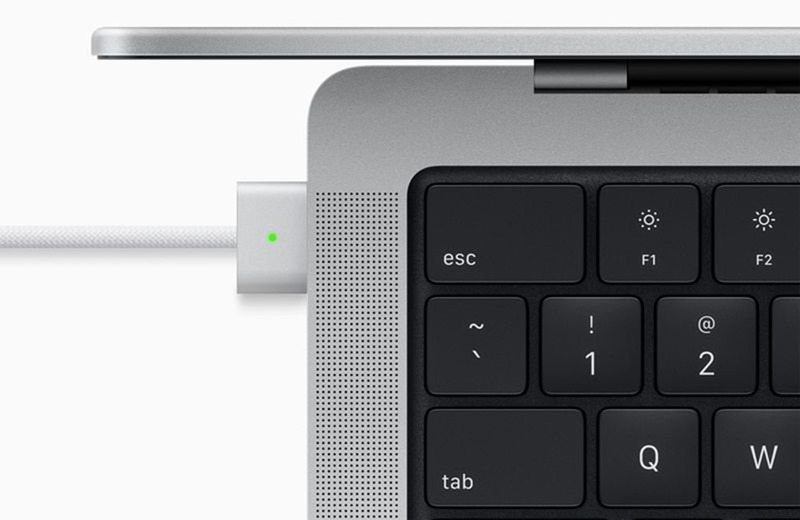 macbook-pro-magsafe-3-charging macbook-pro-magsafe-3-charging