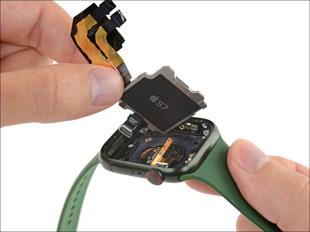 Apple Watch Series 7 被 iFixit 拆解，揭示更大的電池容量與顯示器等更新 - 電腦王阿達
