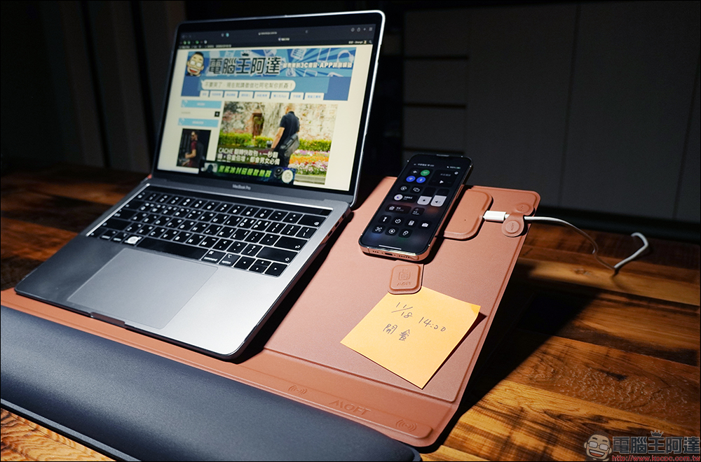MOFT 4-in-1 立架桌墊開箱|收納、支架、充電一片搞定!打造俐落、專業工作環境 - 電腦王阿達 MOFT 4-in-1 立架桌墊開箱|收納、支架、充電一片搞定!打造俐落、專業工作環境 - 電腦王阿達