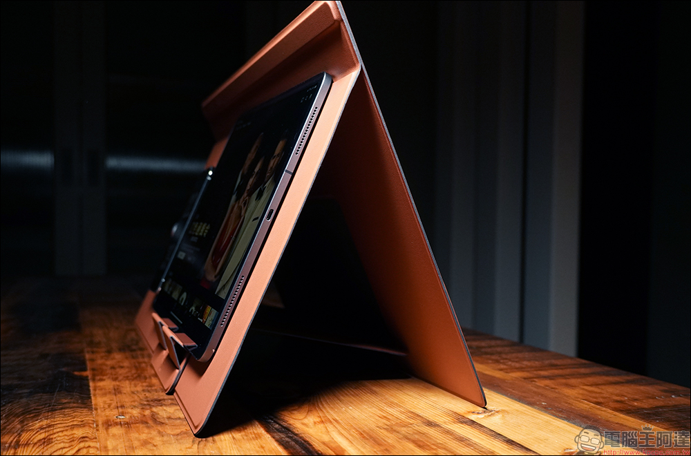 MOFT 4-in-1 立架桌墊開箱|收納、支架、充電一片搞定!打造俐落、專業工作環境 - 電腦王阿達 MOFT 4-in-1 立架桌墊開箱|收納、支架、充電一片搞定!打造俐落、專業工作環境 - 電腦王阿達