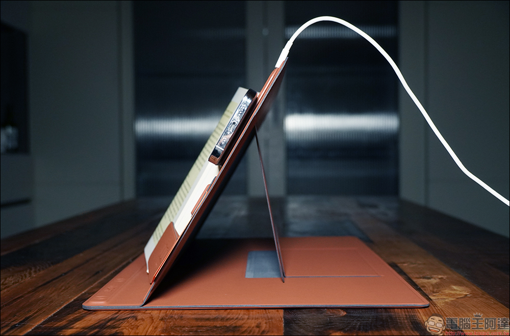 MOFT 4-in-1 立架桌墊開箱|收納、支架、充電一片搞定!打造俐落、專業工作環境 - 電腦王阿達 MOFT 4-in-1 立架桌墊開箱|收納、支架、充電一片搞定!打造俐落、專業工作環境 - 電腦王阿達