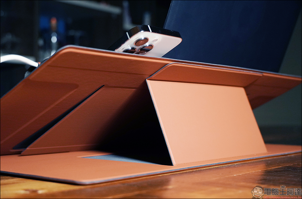 MOFT 4-in-1 立架桌墊開箱｜收納、支架、充電一片搞定！打造俐落、專業工作環境 - 電腦王阿達