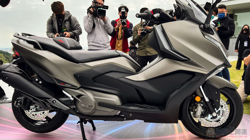 光陽新世代 AK550 大型重機米蘭車展前發表,揭露大型電動速可達車系與印度未來佈局 - 電腦王阿達 光陽新世代 AK550 大型重機米蘭車展前發表,揭露大型電動速可達車系與印度未來佈局 - 電腦王阿達