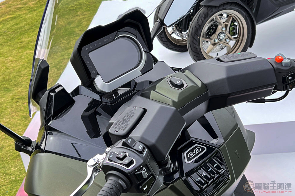 光陽新世代 AK550 大型重機米蘭車展前發表，揭露大型電動速可達車系與印度未來佈局 - 電腦王阿達