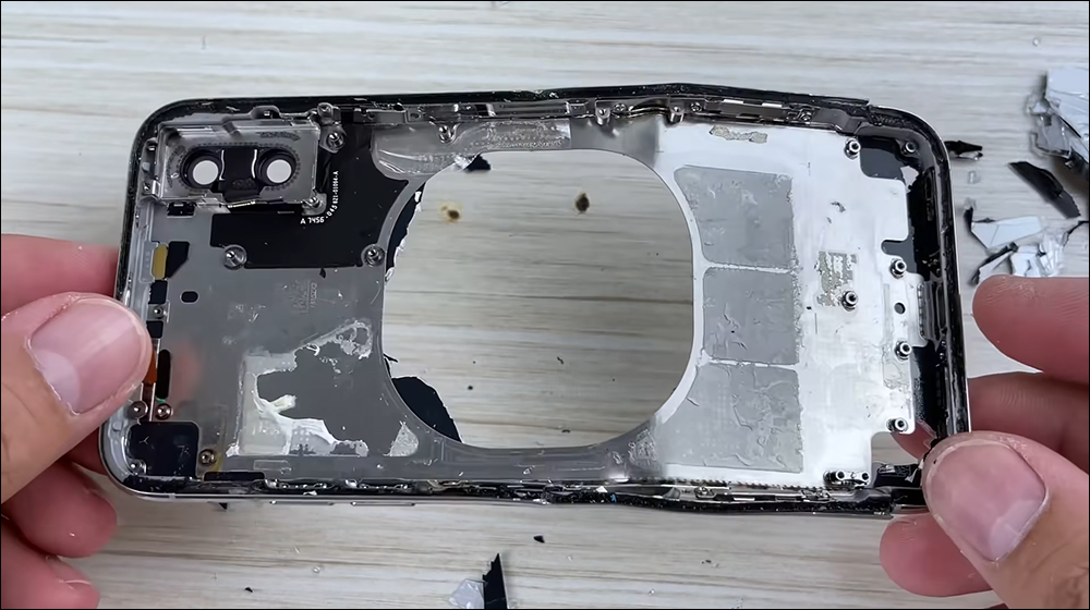 國外神人將爆裂的 iPhone X 移植成全新 iPhone 13 Pro - 電腦王阿達 國外神人將爆裂的 iPhone X 移植成全新 iPhone 13 Pro - 電腦王阿達