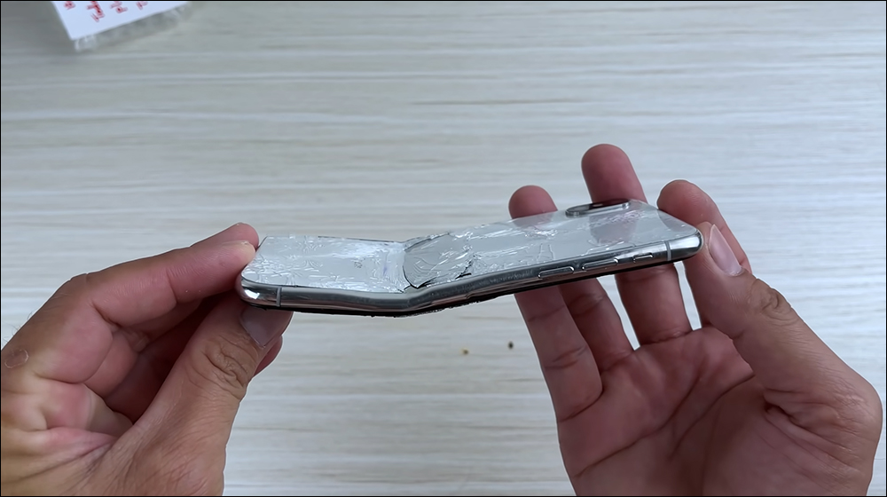 國外神人將爆裂的 iPhone X 移植成全新 iPhone 13 Pro - 電腦王阿達 國外神人將爆裂的 iPhone X 移植成全新 iPhone 13 Pro - 電腦王阿達