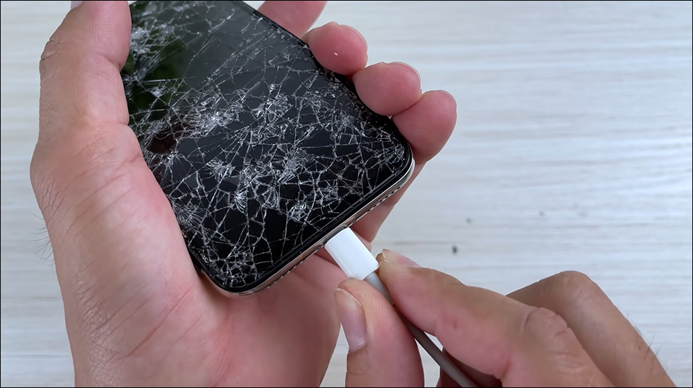 國外神人將爆裂的 iPhone X 移植成全新 iPhone 13 Pro - 電腦王阿達 國外神人將爆裂的 iPhone X 移植成全新 iPhone 13 Pro - 電腦王阿達