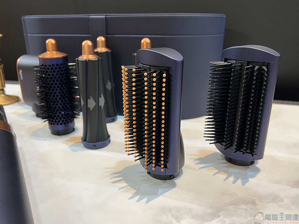 Dyson Airwrap 普魯士藍冬日限定版登場,奢華質感迎接年末派對季 - 電腦王阿達 Dyson Airwrap 普魯士藍冬日限定版登場,奢華質感迎接年末派對季 - 電腦王阿達