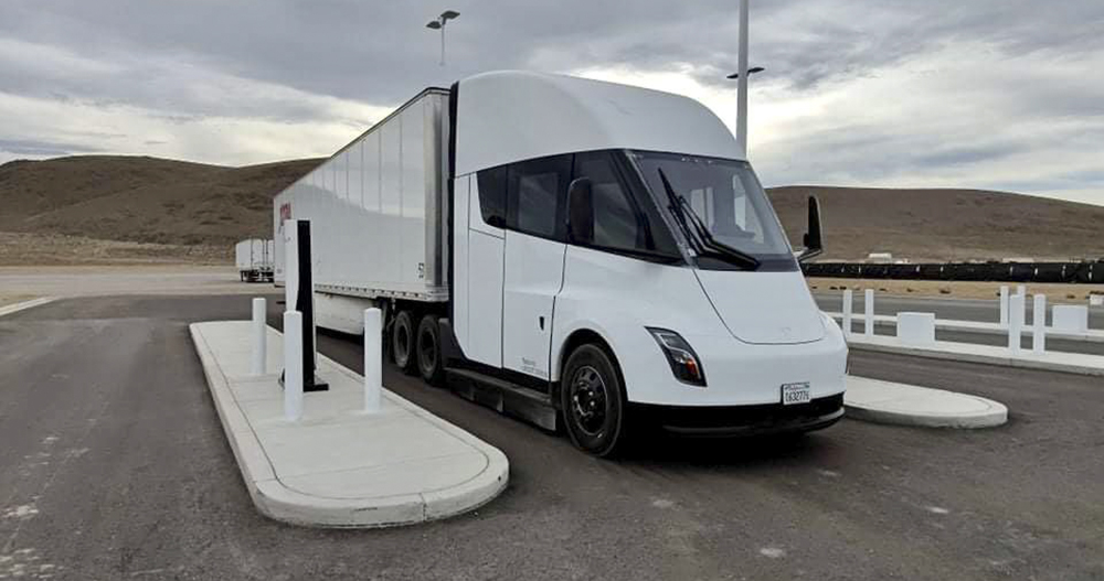 Tesla Semi 卡車完成 500 英里／800 公里滿載路測