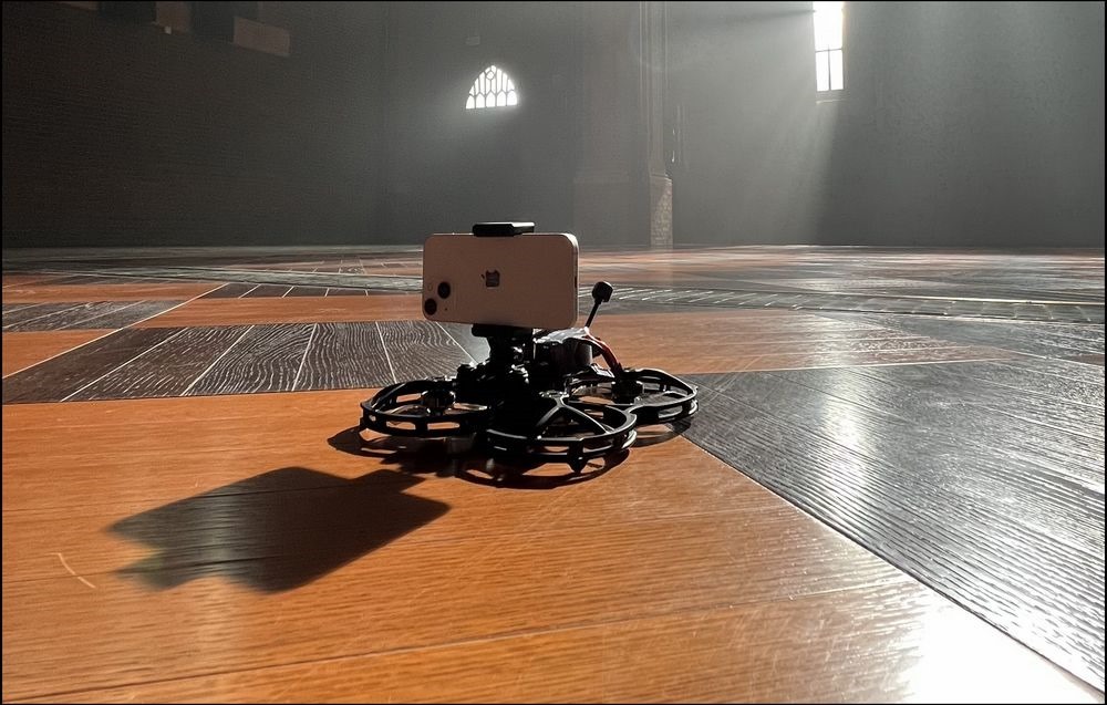 MV 使用 iPhone 13 mini 進行航拍 MV 使用 iPhone 13 mini 進行航拍