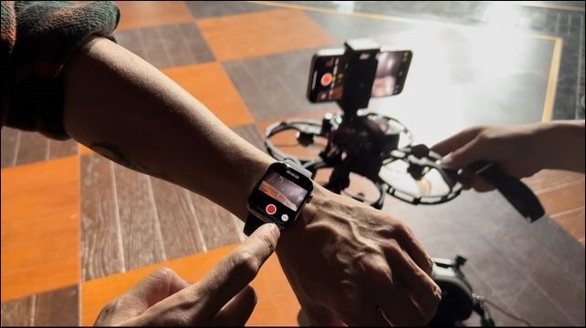 導演使用 Apple Watch Series 7 實時監察 iPhone 13 mini 拍攝情況 導演使用 Apple Watch Series 7 實時監察 iPhone 13 mini 拍攝情況