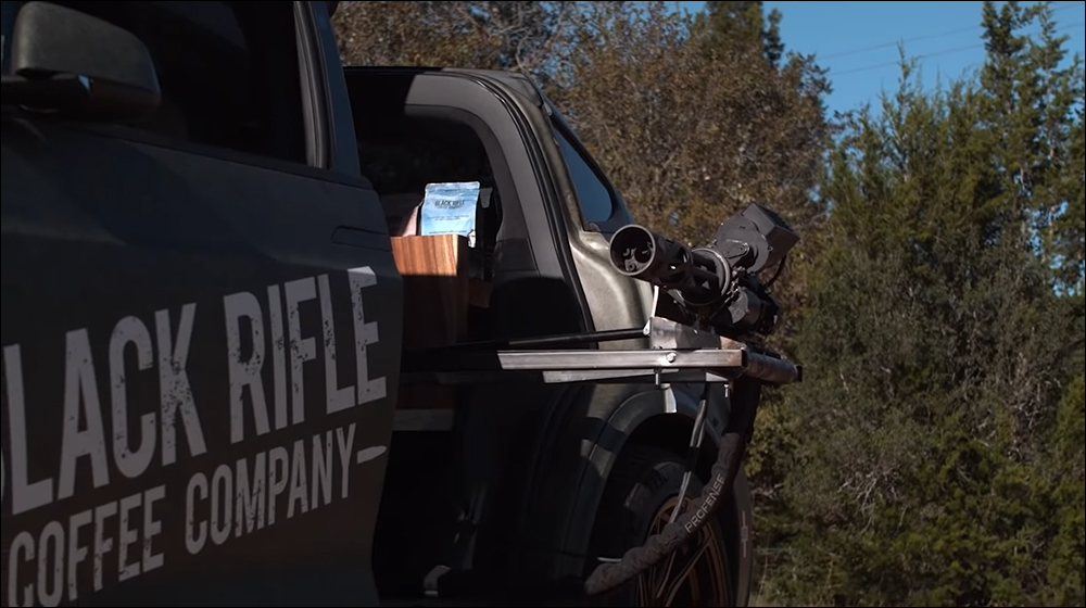 特斯拉 Model X 成為新武器？美國 YouTuber 在裝設兩挺 M134 迷你砲機槍 - 電腦王阿達