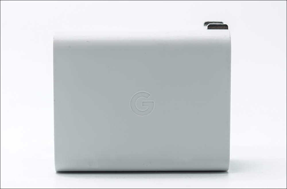 Google 65W 充電器諜照曝光，支援 USB PD 快充、體積比傳統充電器小一半以上 - 電腦王阿達