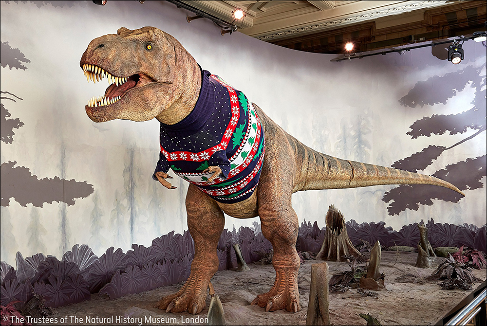 歡慶聖誕節！倫敦自然史博物館為自家機械暴龍穿上巨大版聖誕毛衣 - 電腦王阿達