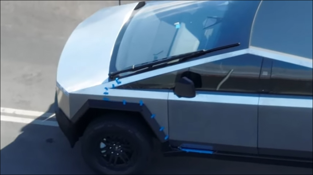 特斯拉 Cybertruck 電動皮卡最新實車亮相：頭燈設計改變、加入傳統後照鏡，還有超巨大雨刷 - 電腦王阿達