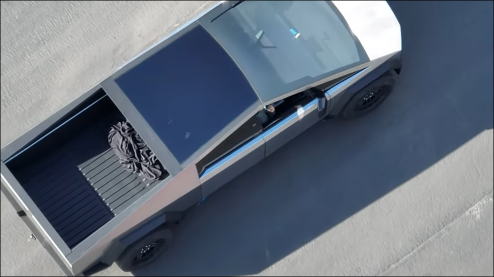 特斯拉 Cybertruck 電動皮卡最新實車亮相：頭燈設計改變、加入傳統後照鏡，還有超巨大雨刷 - 電腦王阿達