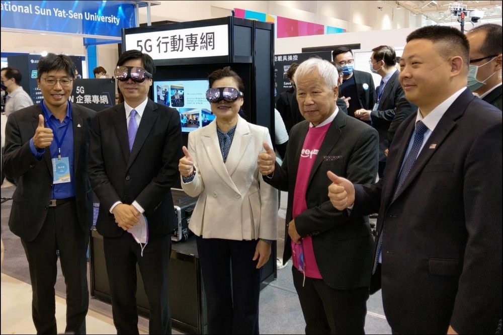 HTC新聞資料-左起HTCVIVE企業解決方案資深副總經理鮑永哲、高雄市市長陳其邁、經濟部部長王美花體驗HTC VIVE Flow及HTC 5G行動專網 HTC新聞資料-左起HTCVIVE企業解決方案資深副總經理鮑永哲、高雄市市長陳其邁、經濟部部長王美花體驗HTC VIVE Flow及HTC 5G行動專網