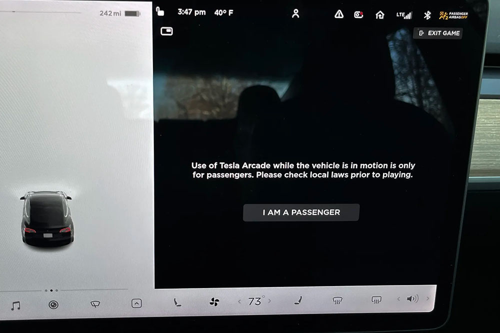Tesla 電動車行駛中駕駛、乘客都沒辦法玩遊戲，僅限停放狀態 - 電腦王阿達