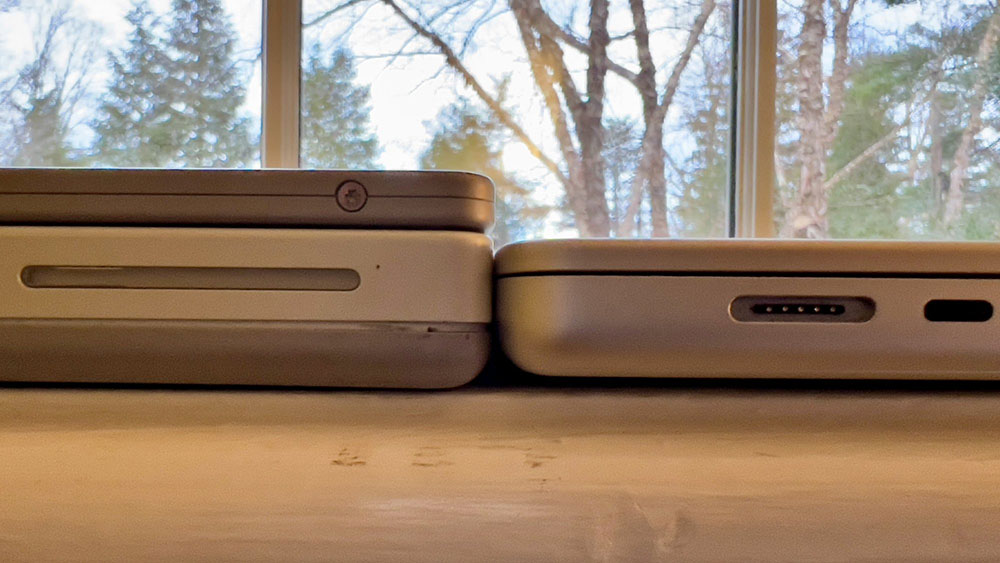 2021 MacBook Pro 跟 2001 年的 Titanium PowerBook G4 有多像?網友分享了比對實拍照片 - 電腦王阿達 2021 MacBook Pro 跟 2001 年的 Titanium PowerBook G4 有多像?網友分享了比對實拍照片 - 電腦王阿達