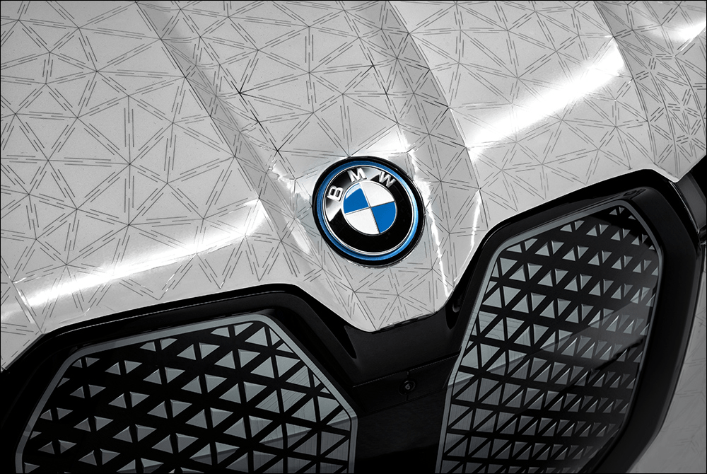 BMW iX Flow 概念車亮相：採用 E Ink 變色車身面板，讓車身能如電子書般一秒變色！ - 電腦王阿達