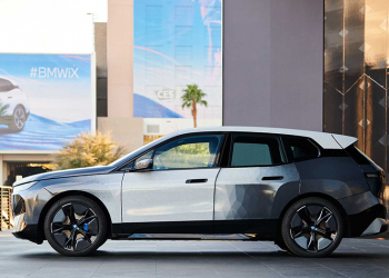 BMW iX Flow 概念車亮相：採用 E Ink 變色車身面板，讓車身能如電子書般一秒變色！