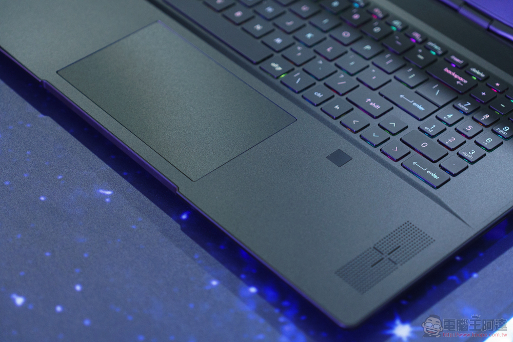 支援 RGB 鍵盤的 Chromebook 電競筆電