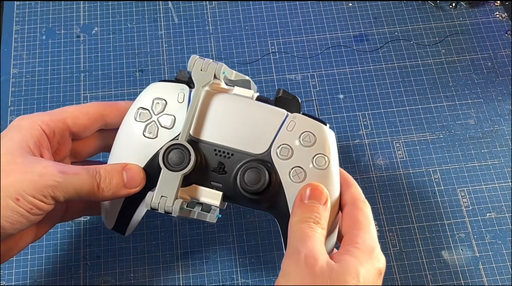 單手玩 PS5 遊戲不是夢!外國玩家 3D 列印製作 DualSense 改裝套件,實現單手操控手把樂趣 - 電腦王阿達 單手玩 PS5 遊戲不是夢!外國玩家 3D 列印製作 DualSense 改裝套件,實現單手操控手把樂趣 - 電腦王阿達