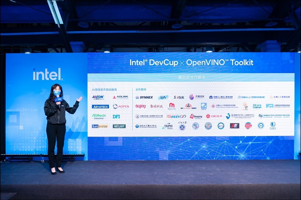 英特爾推動AI創新及人才不遺餘力，首度在台舉辦「Intel DevCup x OpenVINO Toolkit」競賽，由經濟部工業局指導，邀集台灣40家產官學AI生態系夥伴共同支持，首屆即獲得廣大迴響