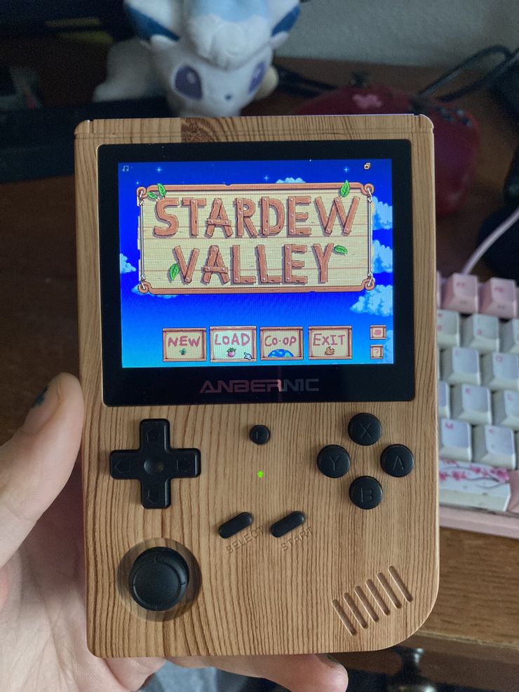 《星露谷物語》粉絲成功將遊戲運行在特製版的 Game Boy 掌機上 - 電腦王阿達 《星露谷物語》粉絲成功將遊戲運行在特製版的 Game Boy 掌機上 - 電腦王阿達