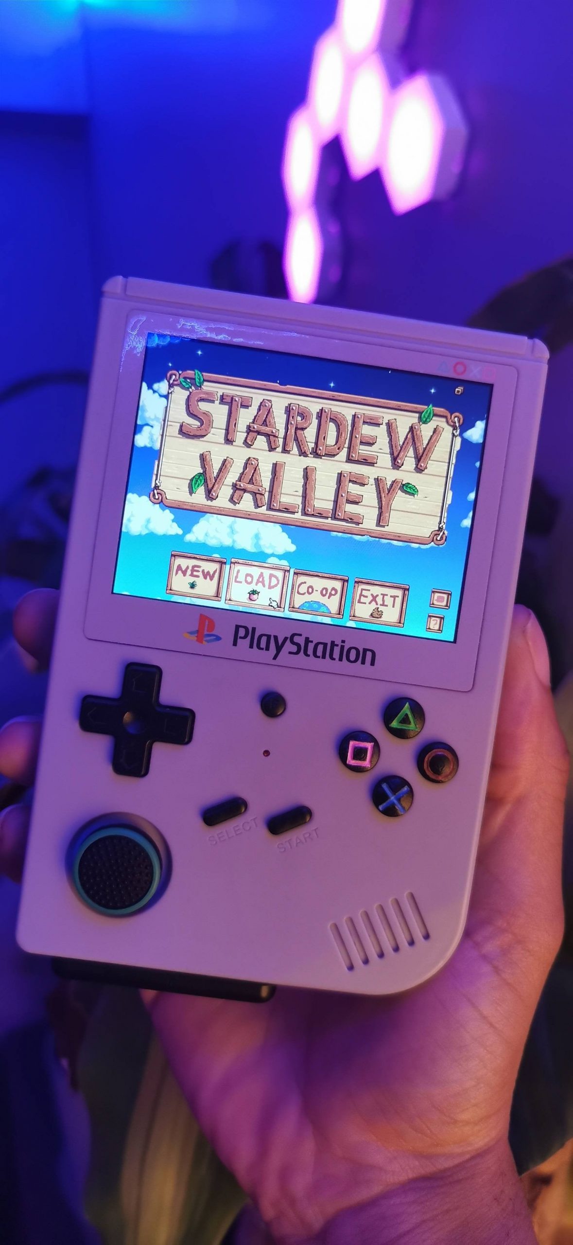 《星露谷物語》粉絲成功將遊戲運行在特製版的 Game Boy 掌機上 - 電腦王阿達 《星露谷物語》粉絲成功將遊戲運行在特製版的 Game Boy 掌機上 - 電腦王阿達