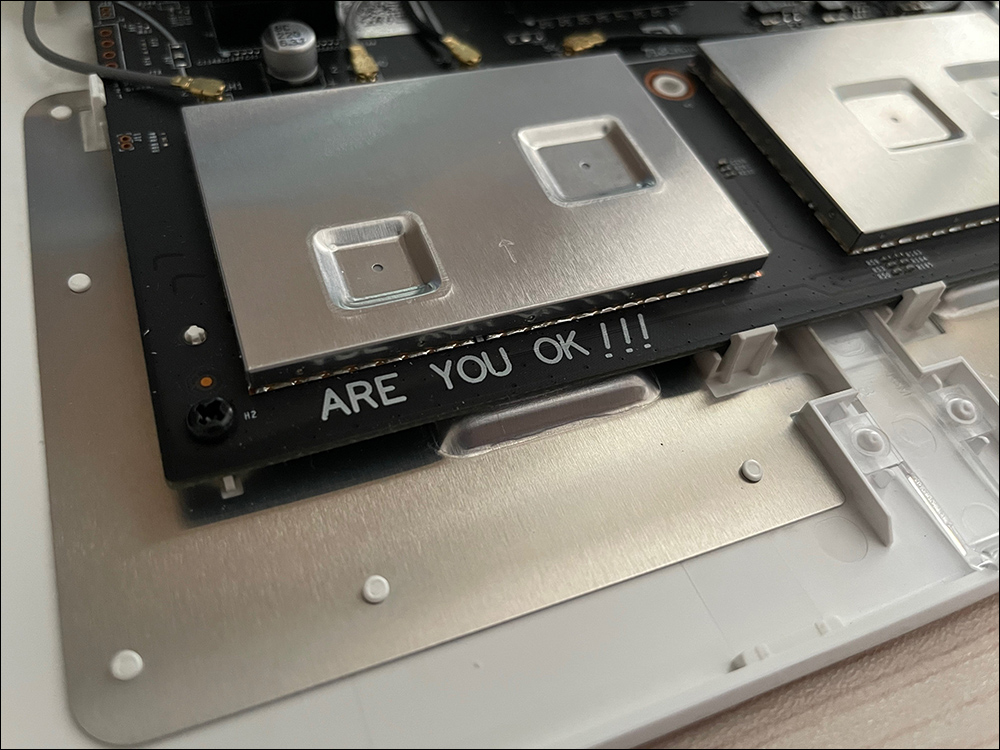網友無聊拆解小米路由器 4 ，驚見產品小彩蛋！電路板寫著「Are You OK!!!」和「為發燒而生」 - 電腦王阿達