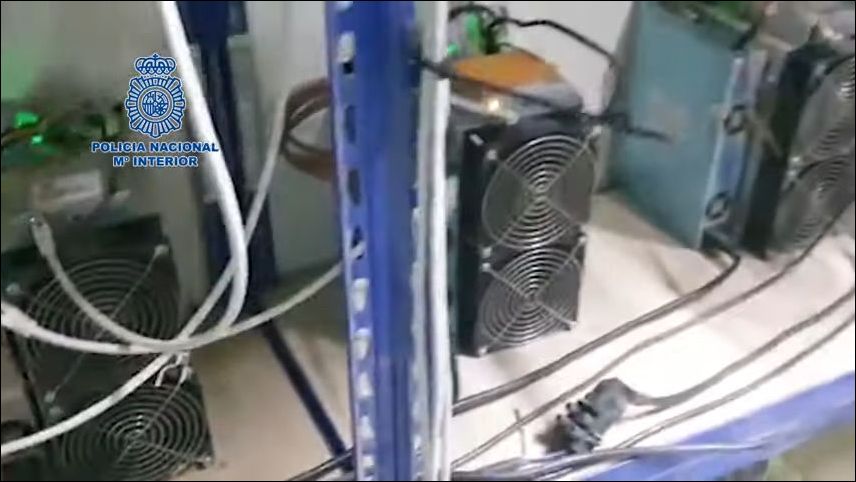 西班牙警方突襲一間竊取大量電力的屋子,沒抄到大麻卻繳獲價值 50,000 歐元的虛擬幣挖礦設備 - 電腦王阿達 西班牙警方突襲一間竊取大量電力的屋子,沒抄到大麻卻繳獲價值 50,000 歐元的虛擬幣挖礦設備 - 電腦王阿達