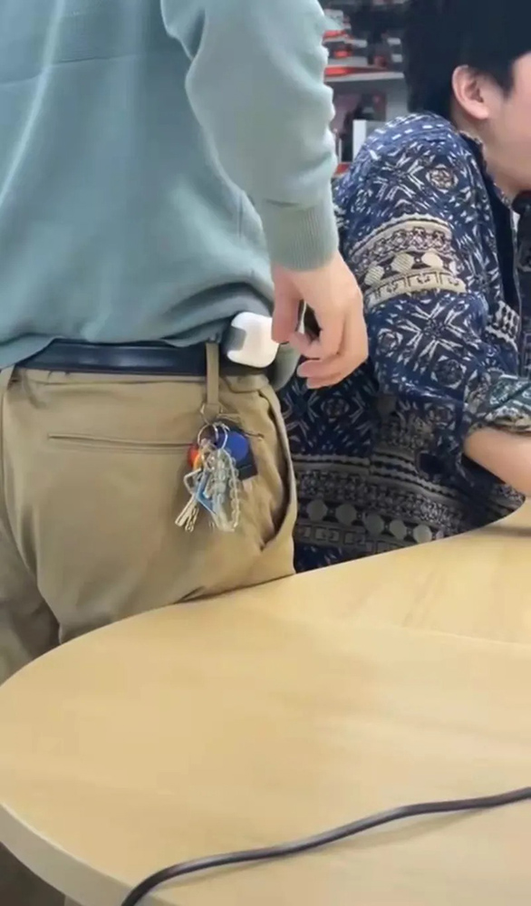 中國主管將 AirPods 掛在腰帶上使用,讓人想起當年對 BB call 的情懷 - 電腦王阿達 中國主管將 AirPods 掛在腰帶上使用,讓人想起當年對 BB call 的情懷 - 電腦王阿達