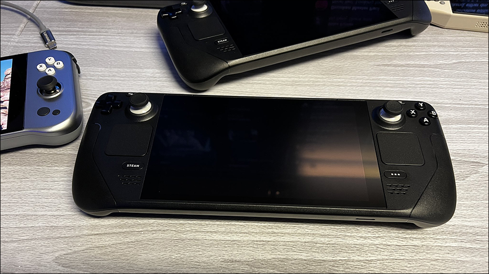 Steam Deck 實機動手玩影片流出!同時網友曝光與 Switch 等多款掌機比大小照片 - 電腦王阿達 Steam Deck 實機動手玩影片流出!同時網友曝光與 Switch 等多款掌機比大小照片 - 電腦王阿達
