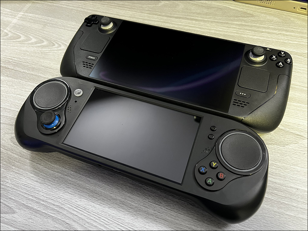 Steam Deck 實機動手玩影片流出!同時網友曝光與 Switch 等多款掌機比大小照片 - 電腦王阿達 Steam Deck 實機動手玩影片流出!同時網友曝光與 Switch 等多款掌機比大小照片 - 電腦王阿達